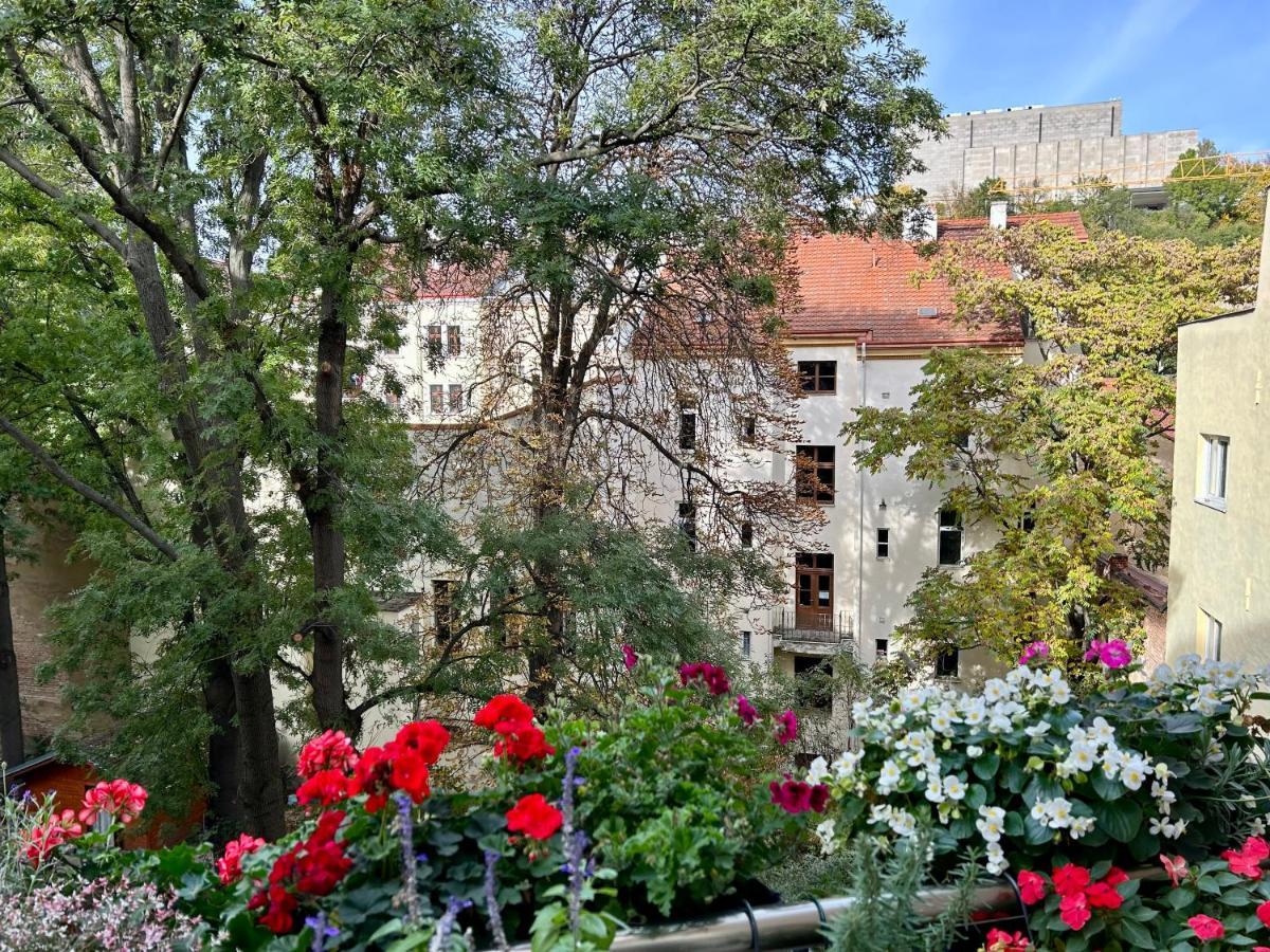 Green Balcony & King Size Bed Prag Exteriör bild