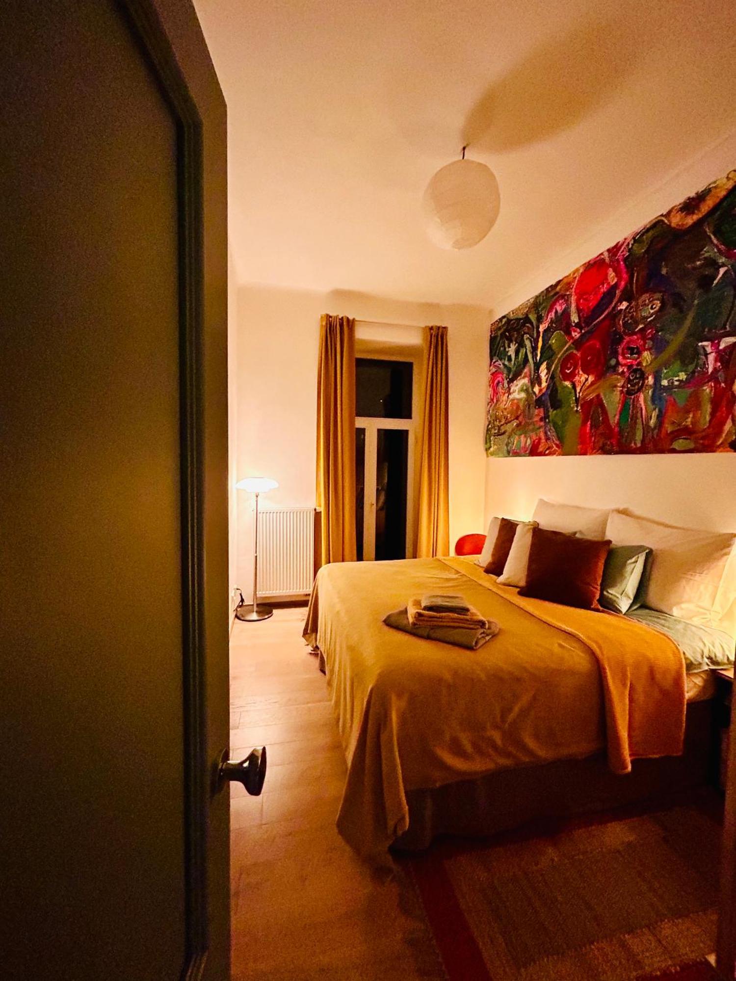 Green Balcony & King Size Bed Prag Exteriör bild